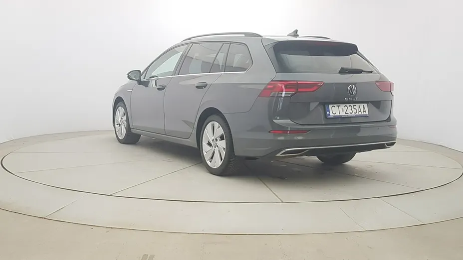 VOLKSWAGEN Golf -