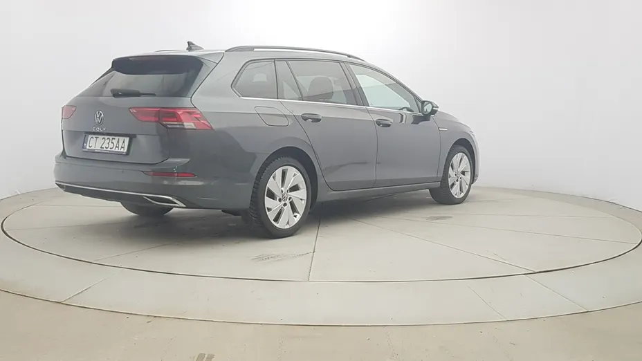 VOLKSWAGEN Golf -