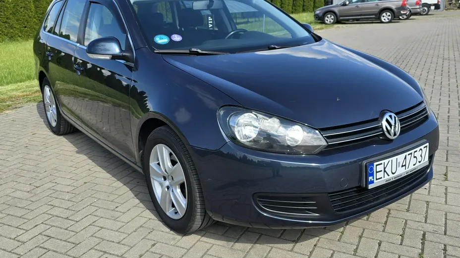 VOLKSWAGEN Golf -