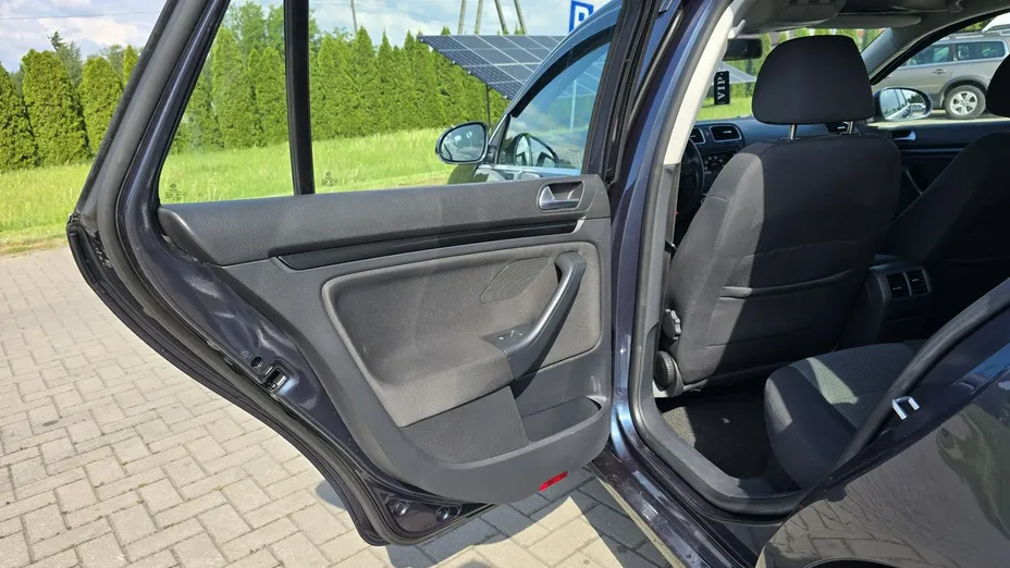 VOLKSWAGEN Golf -