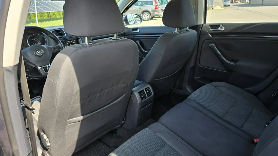 VOLKSWAGEN Golf -