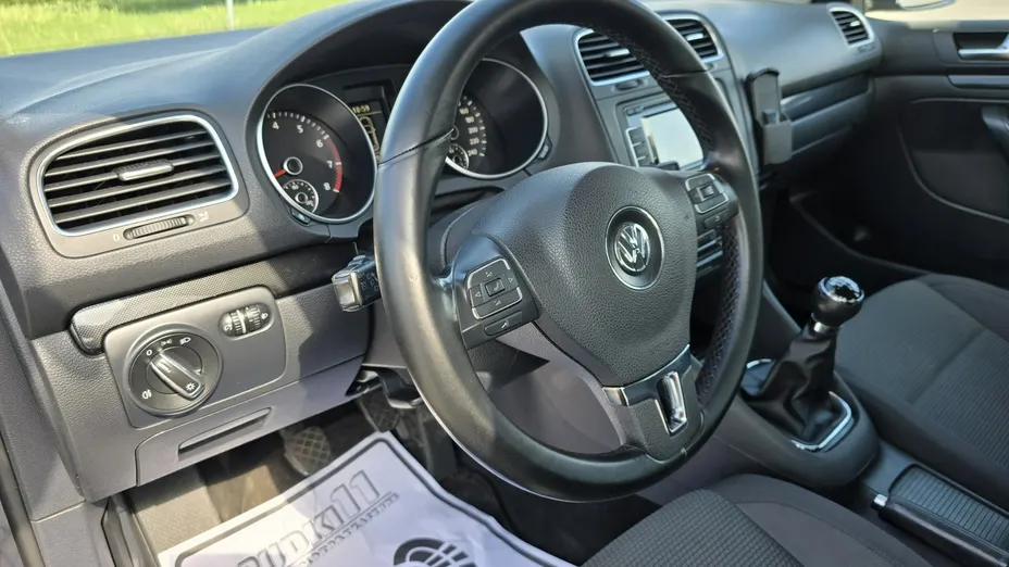 VOLKSWAGEN Golf -