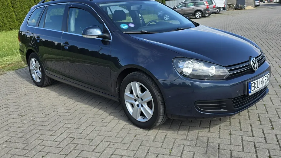 VOLKSWAGEN Golf -