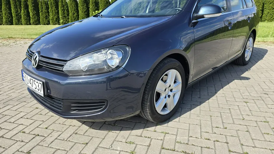 VOLKSWAGEN Golf -