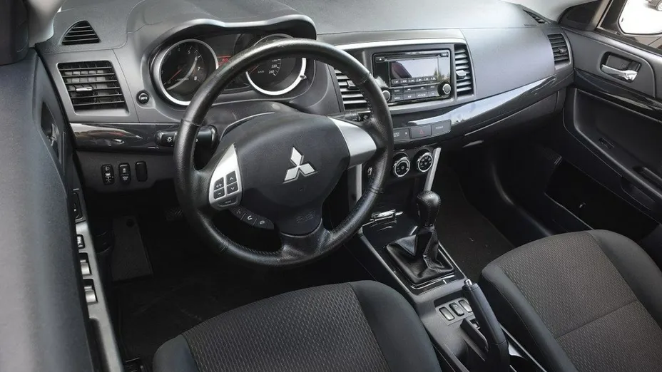 MITSUBISHI Lancer -