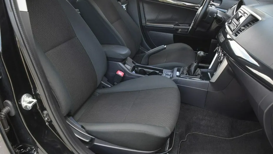 MITSUBISHI Lancer -