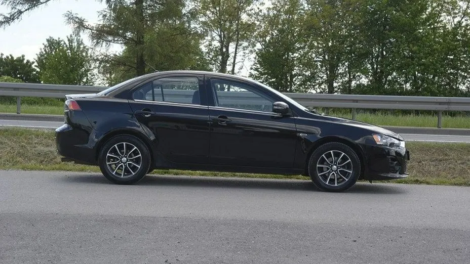MITSUBISHI Lancer -