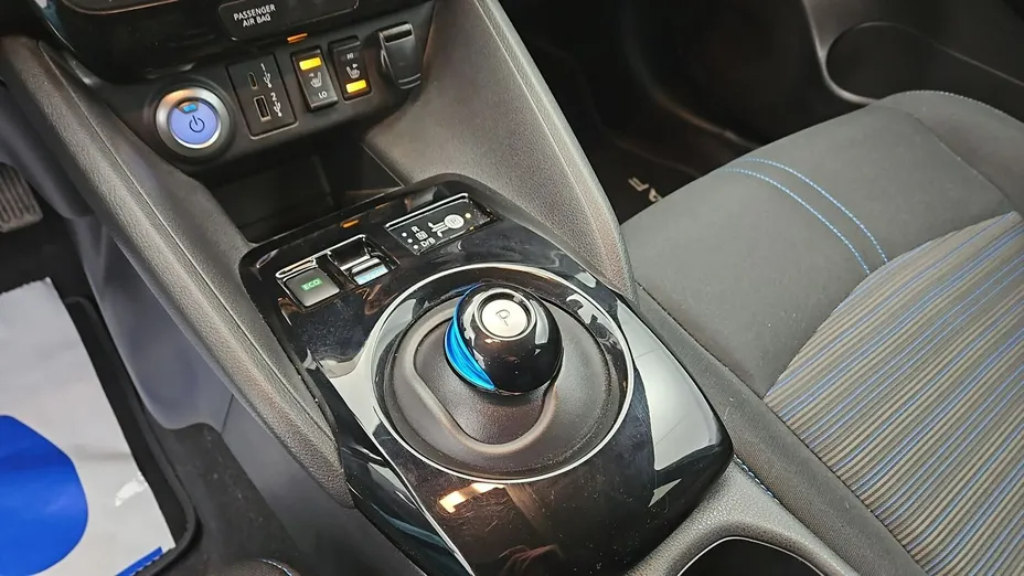 NISSAN Leaf -
