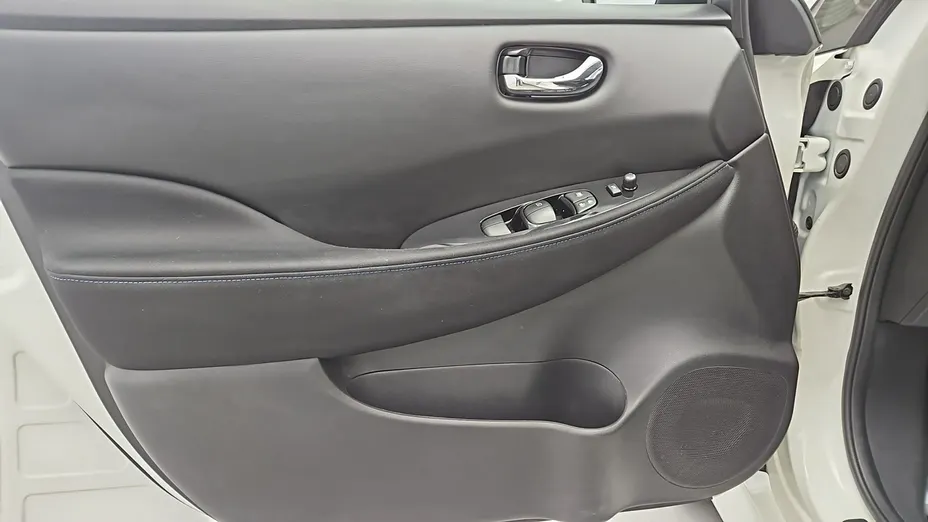 NISSAN Leaf -