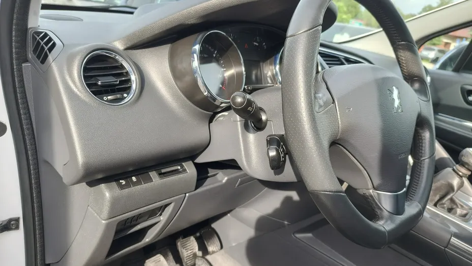 PEUGEOT 3008 -
