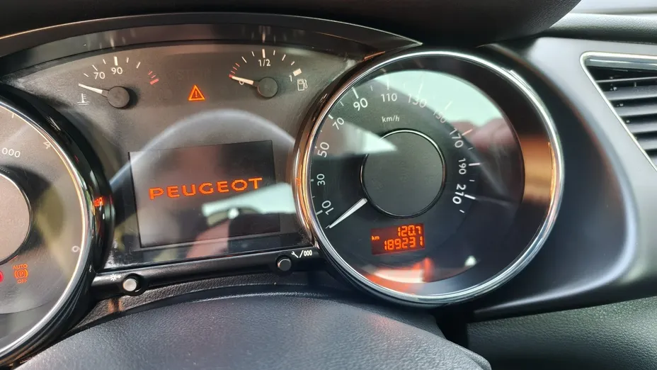 PEUGEOT 3008 -