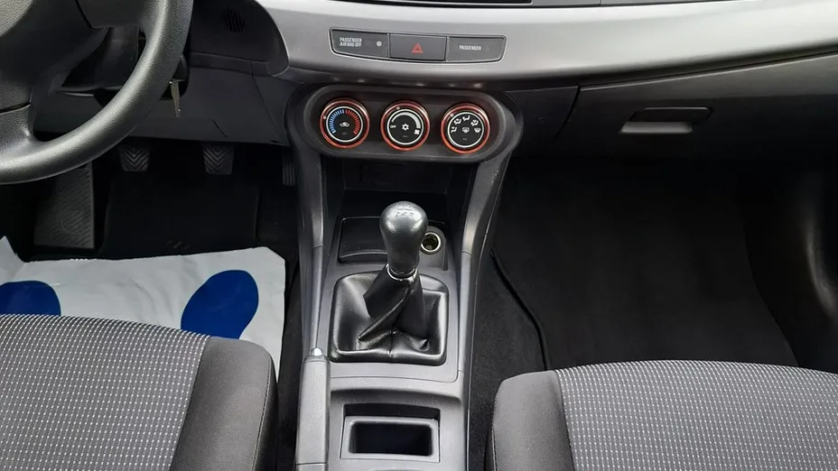 MITSUBISHI Lancer -