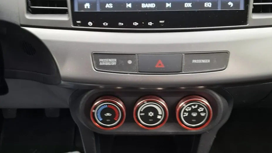 MITSUBISHI Lancer -