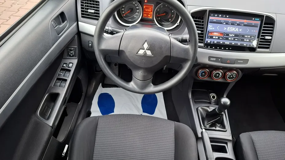 MITSUBISHI Lancer -