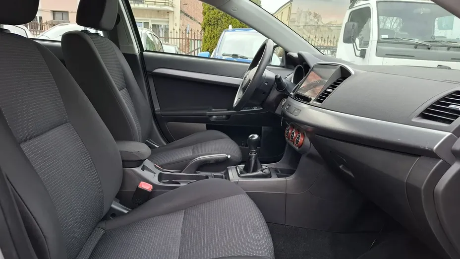 MITSUBISHI Lancer -