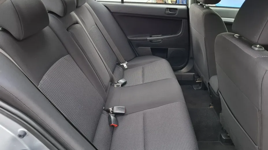 MITSUBISHI Lancer -