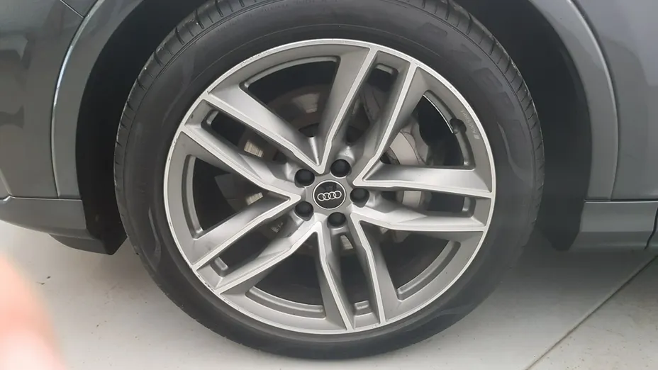 AUDI Q7 -