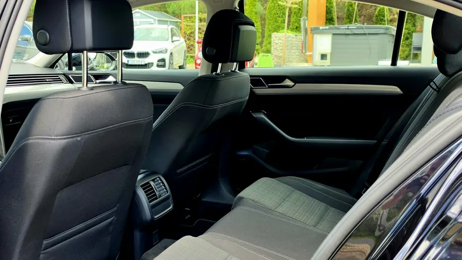 VOLKSWAGEN Passat -