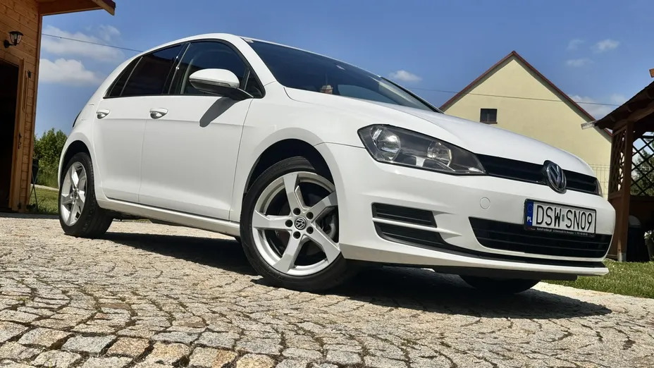 VOLKSWAGEN Golf -