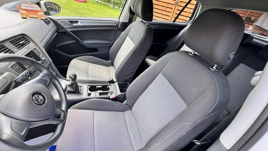 VOLKSWAGEN Golf -