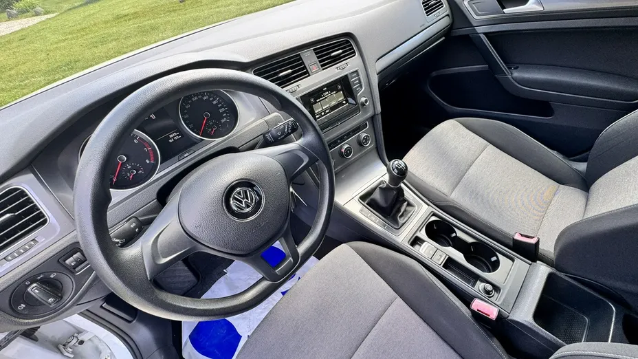 VOLKSWAGEN Golf -