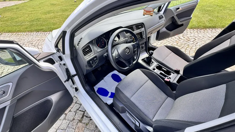 VOLKSWAGEN Golf -