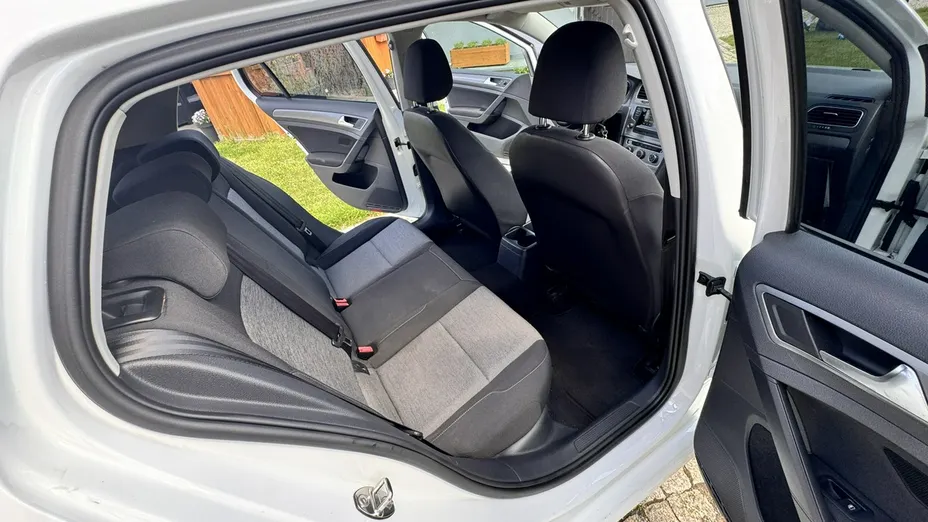 VOLKSWAGEN Golf -