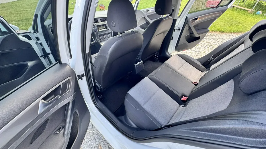 VOLKSWAGEN Golf -