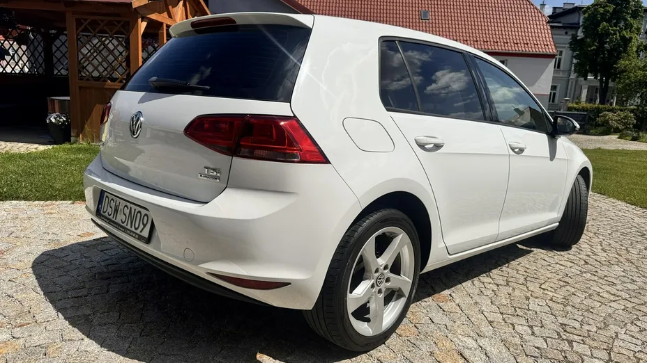 VOLKSWAGEN Golf -