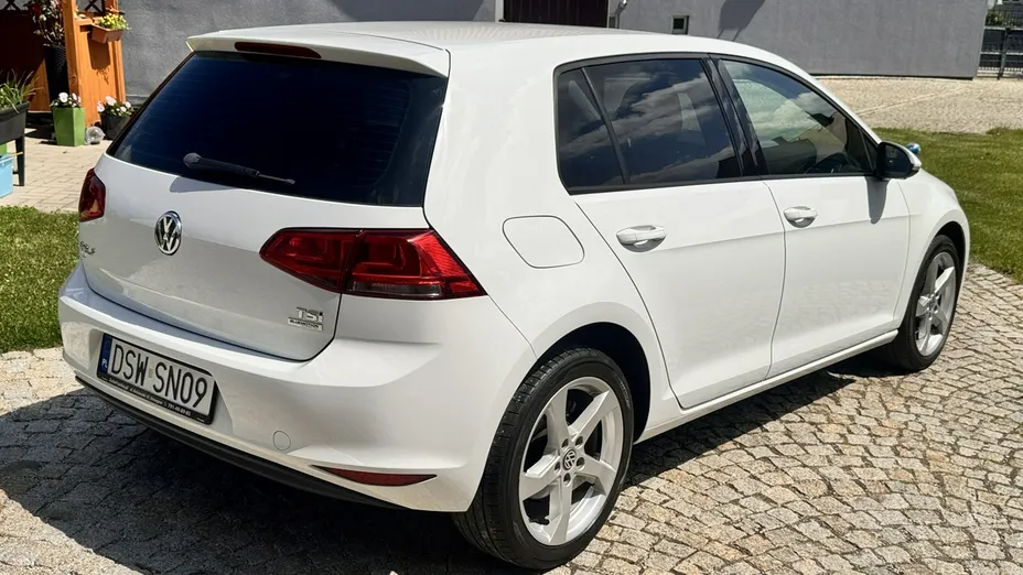 VOLKSWAGEN Golf -