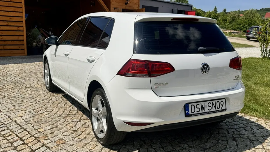 VOLKSWAGEN Golf -