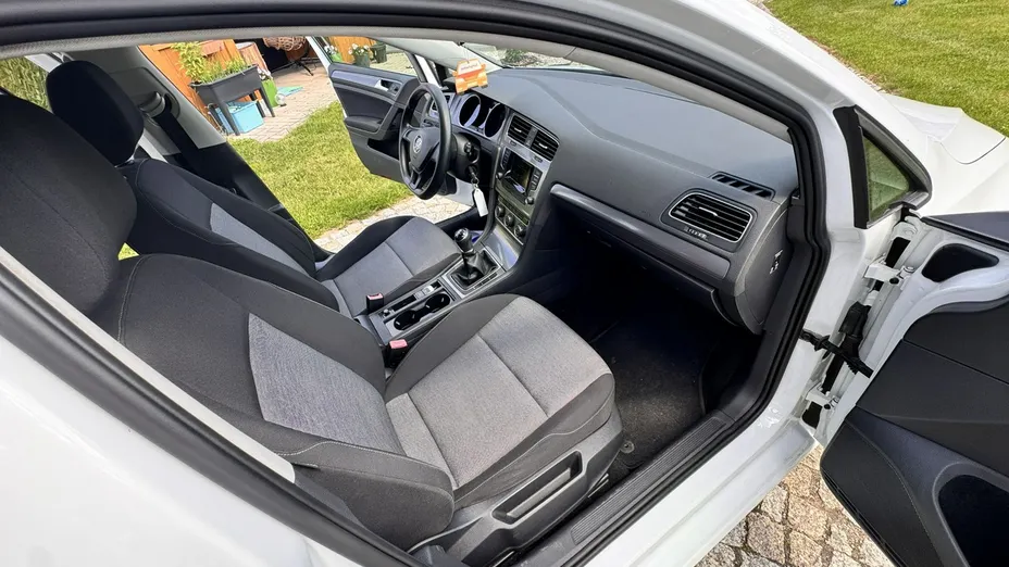 VOLKSWAGEN Golf -