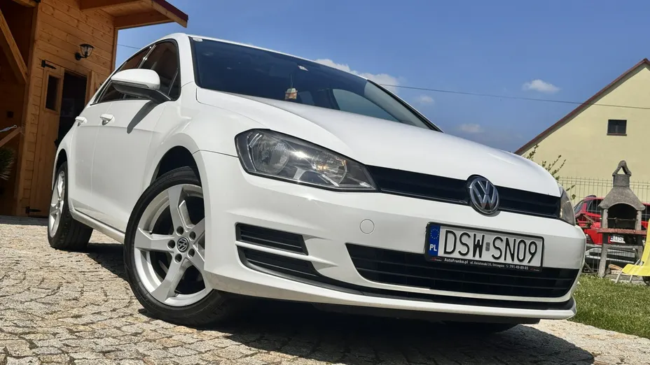 VOLKSWAGEN Golf -