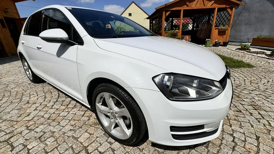 VOLKSWAGEN Golf -