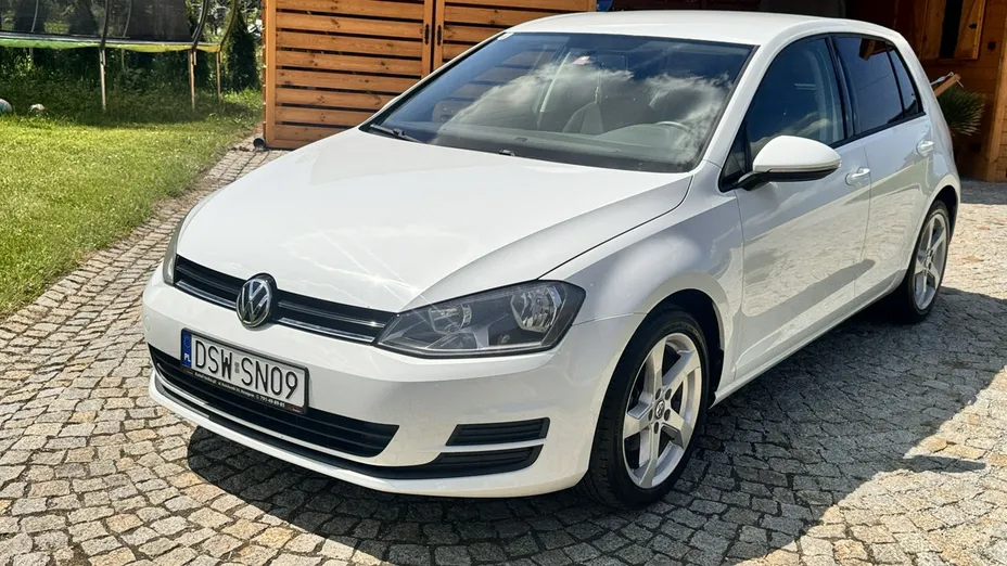 VOLKSWAGEN Golf -