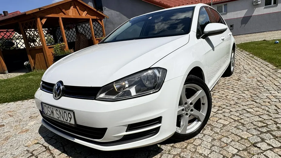VOLKSWAGEN Golf -