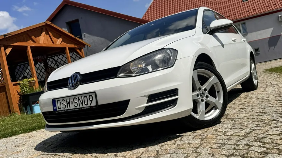 VOLKSWAGEN Golf -