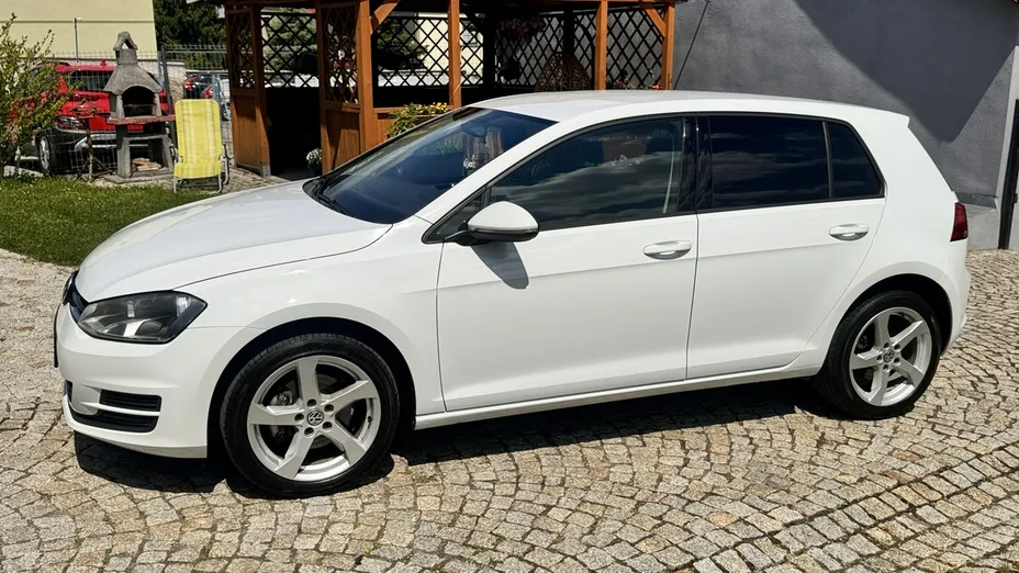 VOLKSWAGEN Golf -