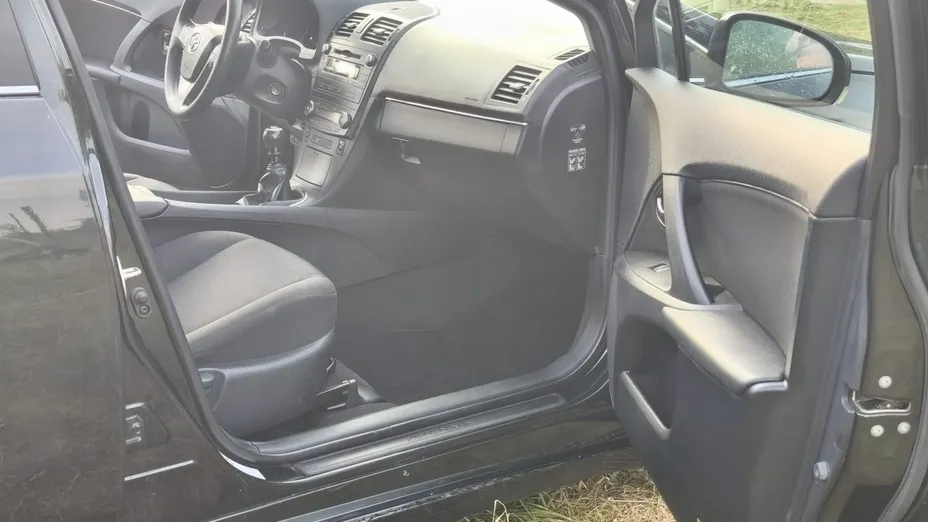 TOYOTA Avensis -