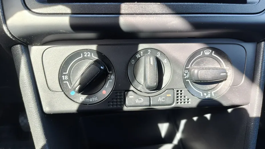 VOLKSWAGEN Polo -