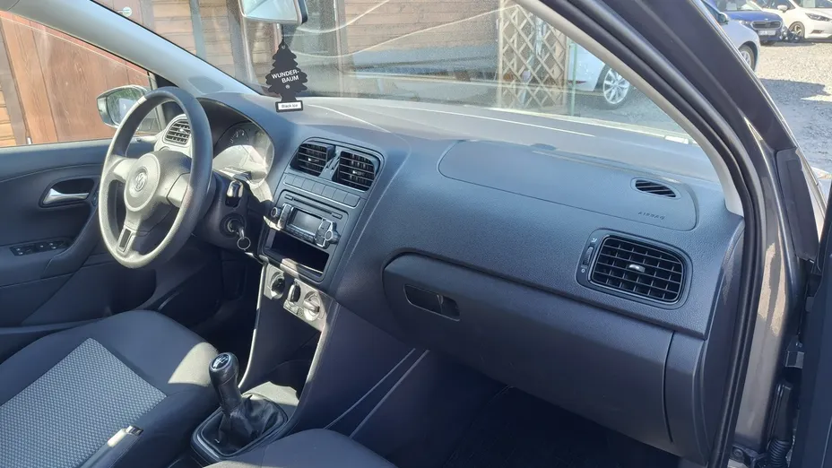VOLKSWAGEN Polo -