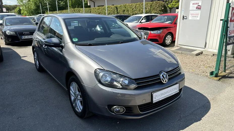 VOLKSWAGEN Golf -