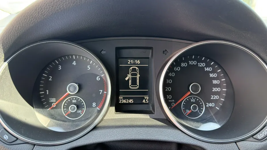 VOLKSWAGEN Golf -
