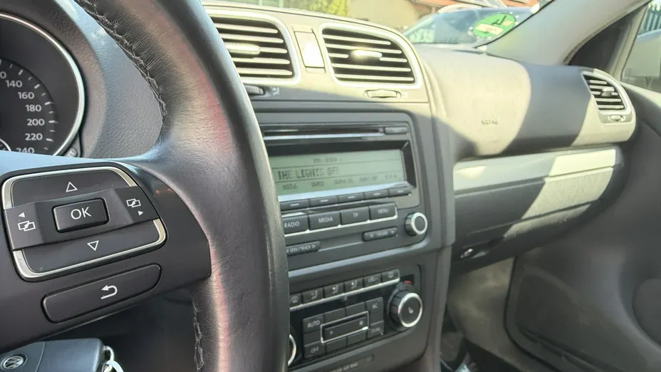VOLKSWAGEN Golf -