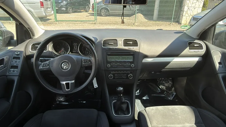 VOLKSWAGEN Golf -