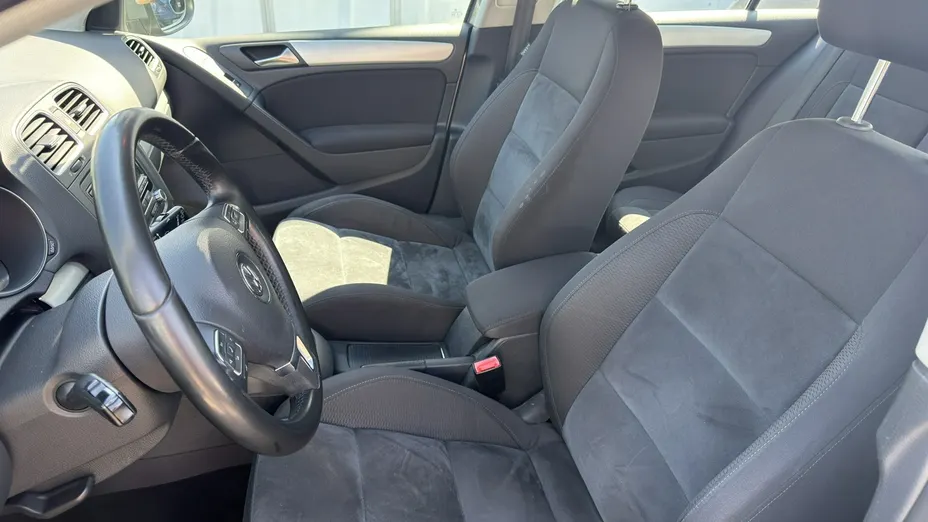 VOLKSWAGEN Golf -