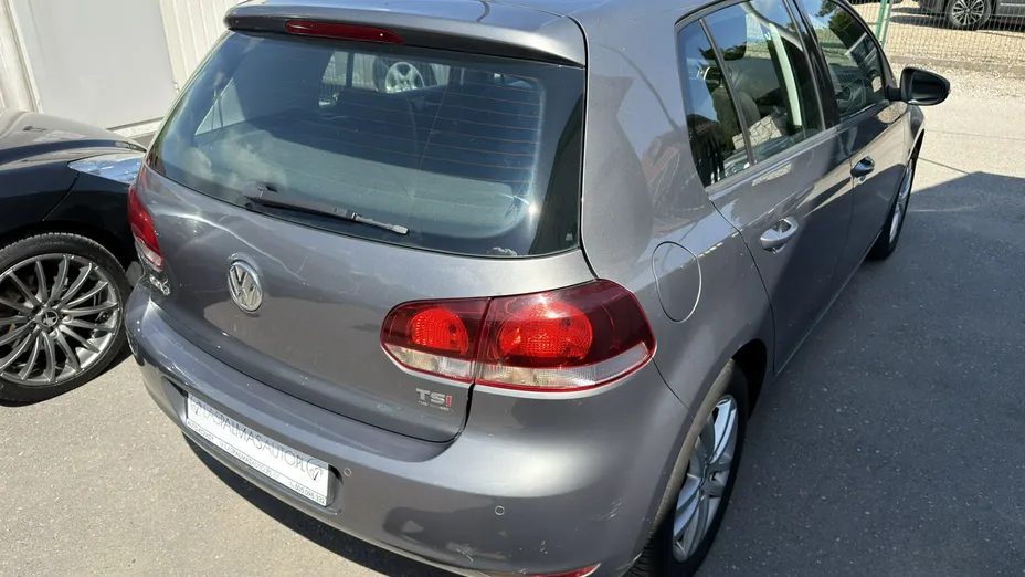 VOLKSWAGEN Golf -