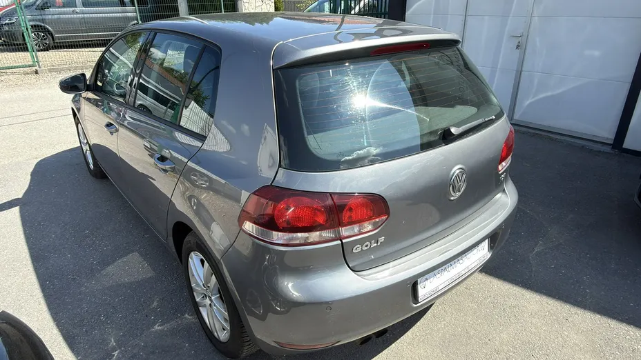 VOLKSWAGEN Golf -