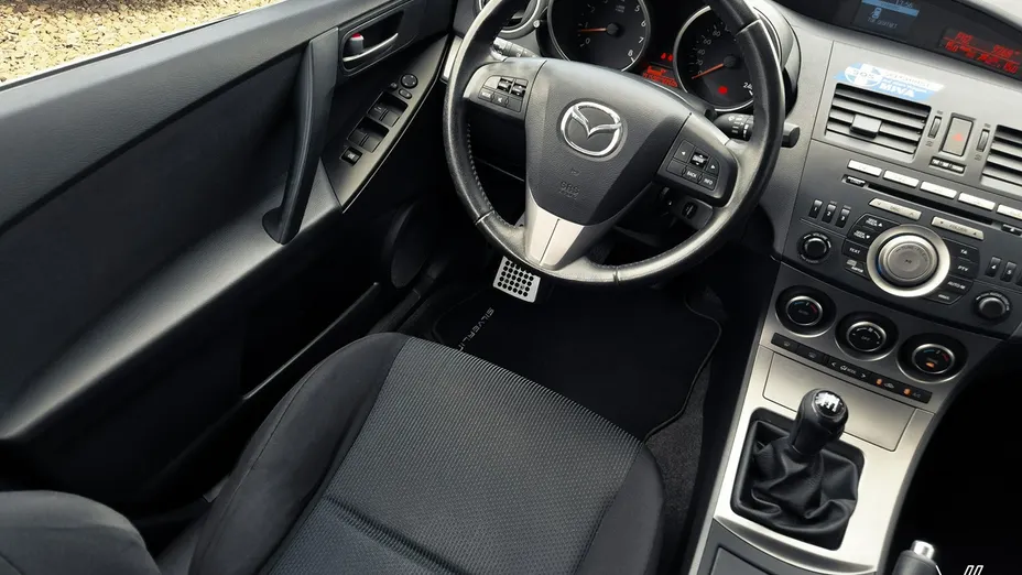 MAZDA 3 -