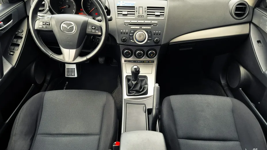 MAZDA 3 -
